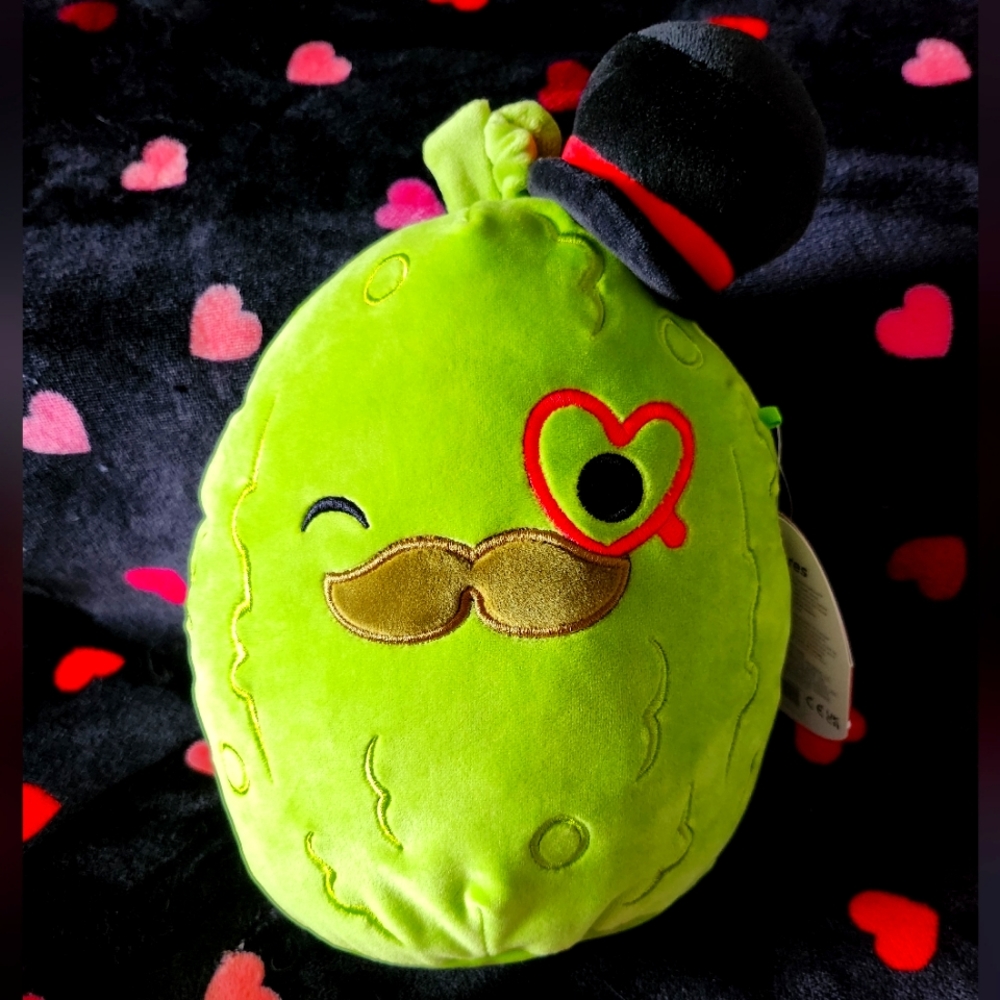 NWT Charles 8" Valentines Day Pickle Squishmallows Green Hat & Heart monocle eye